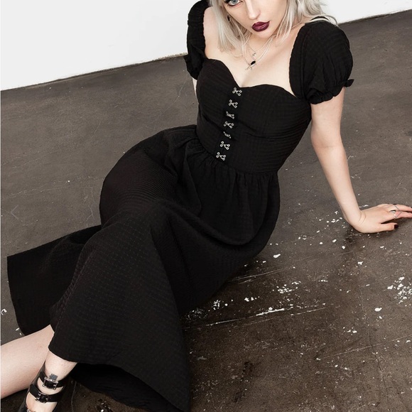 Disturbia Black Midi A-line Dress with Puff Sleeves and Sweetheart Neckline - Picture 4 of 5